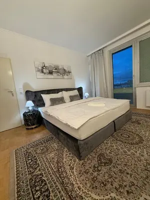 Ein Bett oder Betten in einem Zimmer der Unterkunft Grand Heart of Vienna City View Residence