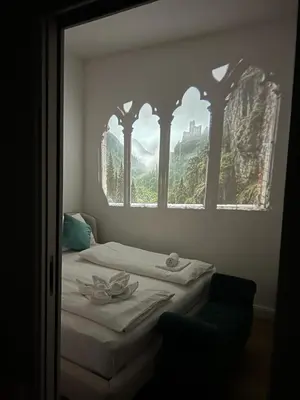 Ein Bett oder Betten in einem Zimmer der Unterkunft Elegante Stadtwohnung im Tiffany-Stil - Yoga & Matcha