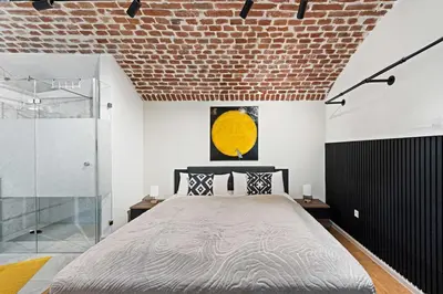 Ein Bett oder Betten in einem Zimmer der Unterkunft Industrialist - Design Suite in Central Vienna