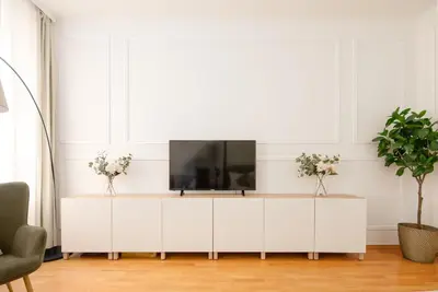 TV/Unterhaltungsangebot in der Unterkunft 2 Minutes from the U1 - long-stay comfort for expats