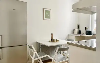 Küche/Küchenzeile in der Unterkunft Rooftop Central Apartment with Balcony & Free Parking