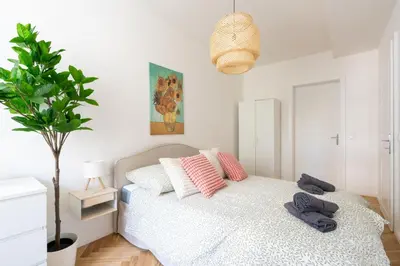 Ein Bett oder Betten in einem Zimmer der Unterkunft Modern Long-Term Apartment with Balcony