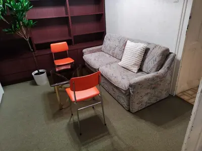 Ein Sitzbereich in der Unterkunft Old-School Hunting Apartment