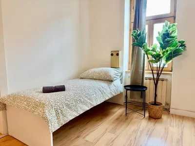 Ein Bett oder Betten in einem Zimmer der Unterkunft 105 m2 Renovated Apartment Near Metro