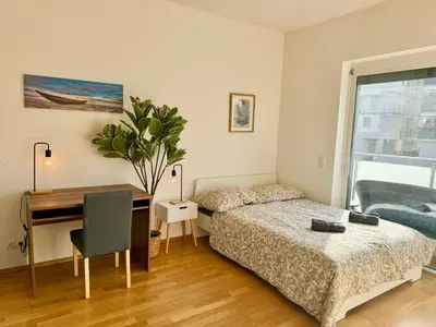 Ein Bett oder Betten in einem Zimmer der Unterkunft 145 m2 4-Bedroom Apartment with Balcony & Free Parking
