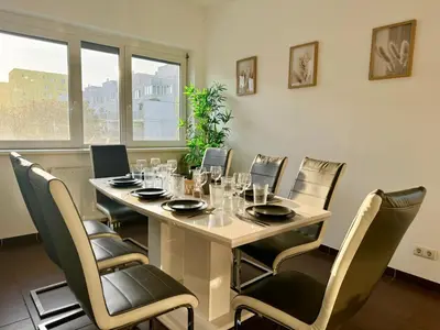 Ein Sitzbereich in der Unterkunft 145 m2 4-Bedroom Apartment with Balcony & Free Parking