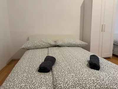 Ein Bett oder Betten in einem Zimmer der Unterkunft Cosy Long-Term Apartment with Free Parking