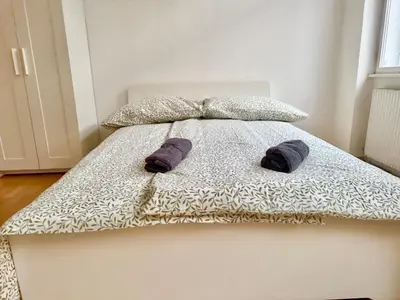 Ein Bett oder Betten in einem Zimmer der Unterkunft Cosy Long-Term Apartment with Free Parking