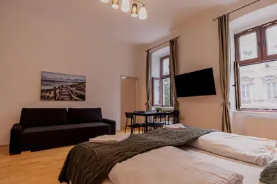 Ein Bett oder Betten in einem Zimmer der Unterkunft Bright and Cozy 2-Bedroom Apartment in Vienna
