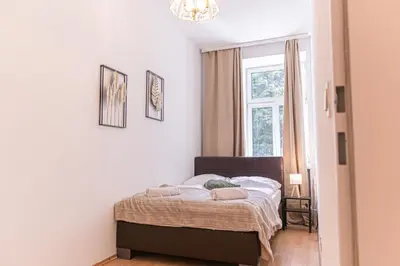 Ein Bett oder Betten in einem Zimmer der Unterkunft Welcoming 2BR & 1LR Budget Apartment well connected Ideal for Long stays