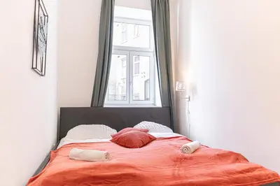 Ein Bett oder Betten in einem Zimmer der Unterkunft Welcoming 2BR & 1LR Budget Apartment well connected Ideal for Long stays