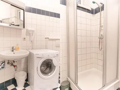 Ein Badezimmer in der Unterkunft Welcoming 2BR & 1LR Budget Apartment well connected Ideal for Long stays