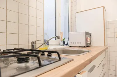 Küche/Küchenzeile in der Unterkunft Welcoming 2BR & 1LR Budget Apartment well connected Ideal for Long stays