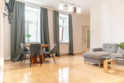 Ein Sitzbereich in der Unterkunft Welcoming 2BR & 1LR Budget Apartment well connected Ideal for Long stays