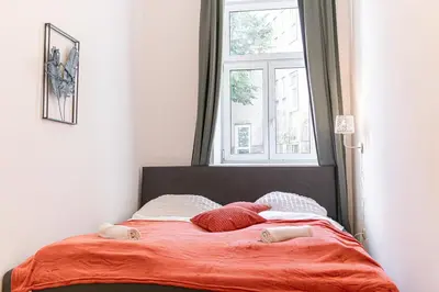 Ein Bett oder Betten in einem Zimmer der Unterkunft Welcoming 2BR & 1LR Budget Apartment well connected Ideal for Long stays