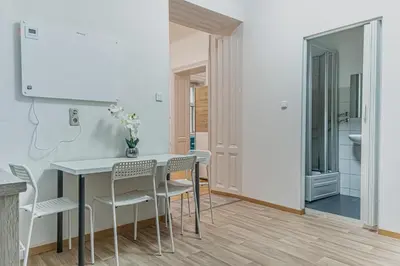 Grundriss der Unterkunft Cozy 2BR Apt for Up To 6P, Near Wiener Stadthalle