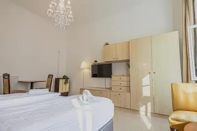 Ein Bett oder Betten in einem Zimmer der Unterkunft Beautiful 1BR Retreat Close to Wiener Stadthalle