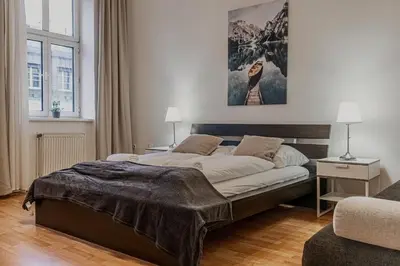 Ein Bett oder Betten in einem Zimmer der Unterkunft Stylish 2BR Stay Near Wiener Stadthalle & Suitable for Long Stays