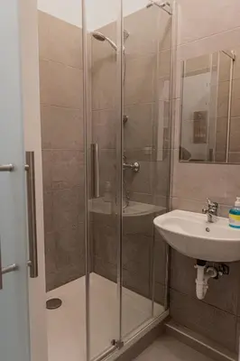 Ein Badezimmer in der Unterkunft Stylish 2BR Stay Near Wiener Stadthalle & Suitable for Long Stays