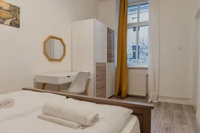 Ein Bett oder Betten in einem Zimmer der Unterkunft Stylish 2BR Stay Near Wiener Stadthalle & Suitable for Long Stays