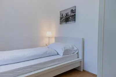 Ein Bett oder Betten in einem Zimmer der Unterkunft Comfortable 2BR Apartment Near Burggasse