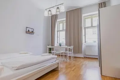 Ein Bett oder Betten in einem Zimmer der Unterkunft Comfortable Two Bedroom Apartment for Long Stays