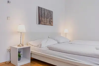 Ein Bett oder Betten in einem Zimmer der Unterkunft Comfortable Two Bedroom Apartment for Long Stays