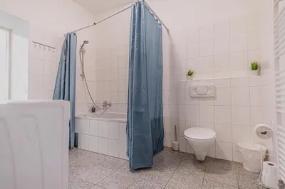 Ein Badezimmer in der Unterkunft Comfortable Two Bedroom Apartment for Long Stays