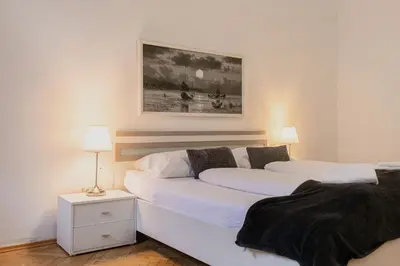 Ein Bett oder Betten in einem Zimmer der Unterkunft Deluxe 3BR Apt Wiener Stadthalle