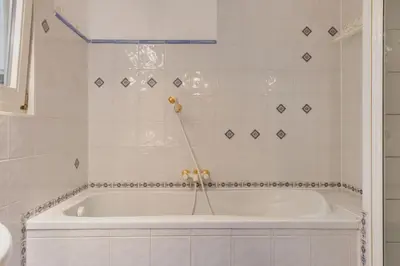 Ein Badezimmer in der Unterkunft Deluxe 3BR Apt Wiener Stadthalle
