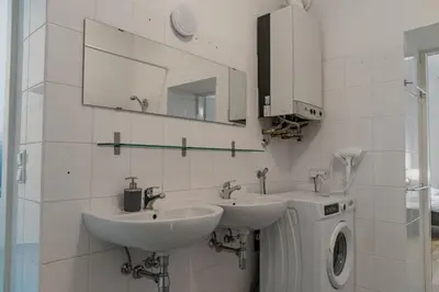 Ein Badezimmer in der Unterkunft Spacious Two Bedroom Apartment Near Wiener Stadthalle