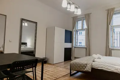Ein Bett oder Betten in einem Zimmer der Unterkunft Spacious Two Bedroom Apartment Near Wiener Stadthalle