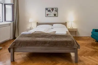 Ein Bett oder Betten in einem Zimmer der Unterkunft Comfortable 2BR Apartment Near Wiener Stadthalle