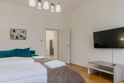 Ein Bett oder Betten in einem Zimmer der Unterkunft Comfortable 2BR Apartment Near Wiener Stadthalle