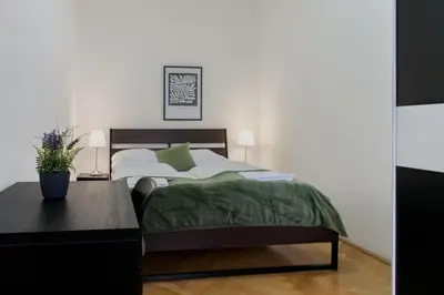 Ein Bett oder Betten in einem Zimmer der Unterkunft Comfortable 2BR Apartment Near Wiener Stadthalle