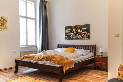 Ein Bett oder Betten in einem Zimmer der Unterkunft Stylish 3BR Apt with LR near Wiener Stadthalle