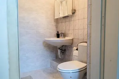 Ein Badezimmer in der Unterkunft Stylish 3BR Apt with LR near Wiener Stadthalle