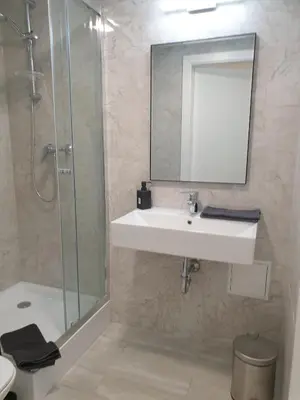Ein Badezimmer in der Unterkunft AKH Apartments