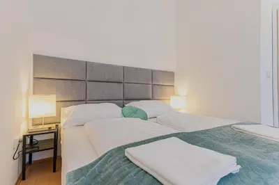 Ein Bett oder Betten in einem Zimmer der Unterkunft Spacious Two Bedroom Apartment Near Stadthalle