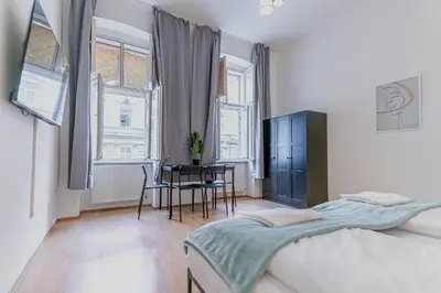 Ein Bett oder Betten in einem Zimmer der Unterkunft Spacious Two Bedroom Apartment Near Stadthalle