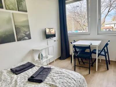 Ein Bett oder Betten in einem Zimmer der Unterkunft Cozy City Apartment - Free Parking & Fitness