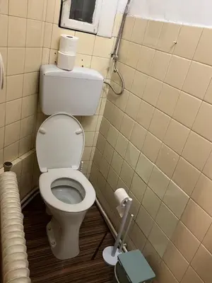 Ein Badezimmer in der Unterkunft Long-Term Central 120m2 Old School Apartment