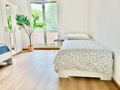 Ein Bett oder Betten in einem Zimmer der Unterkunft 3 Bedroom Apartment with 2 Balconies near Airport