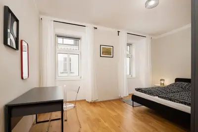 Ein Bett oder Betten in einem Zimmer der Unterkunft Crown apartments! Chic Black-and-White Home by Naschmarkt