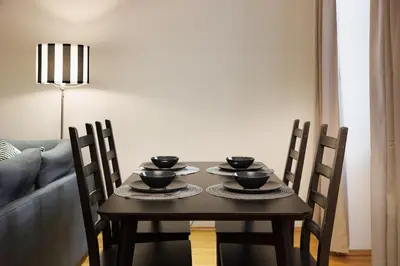 Ein Sitzbereich in der Unterkunft Crown apartments! Chic Black-and-White Home by Naschmarkt