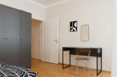 Ein Bett oder Betten in einem Zimmer der Unterkunft Crown apartments! Chic Black-and-White Home by Naschmarkt