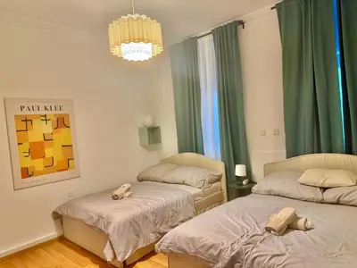 Ein Bett oder Betten in einem Zimmer der Unterkunft Spacious Ground Floor Apartment near Center