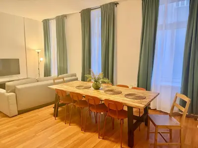 Ein Sitzbereich in der Unterkunft Spacious Ground Floor Apartment near Center