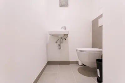 Ein Badezimmer in der Unterkunft Modern Apartment near Metro