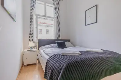 Ein Bett oder Betten in einem Zimmer der Unterkunft Modern Private Rooms in Shared Apartment Near Stadthalle